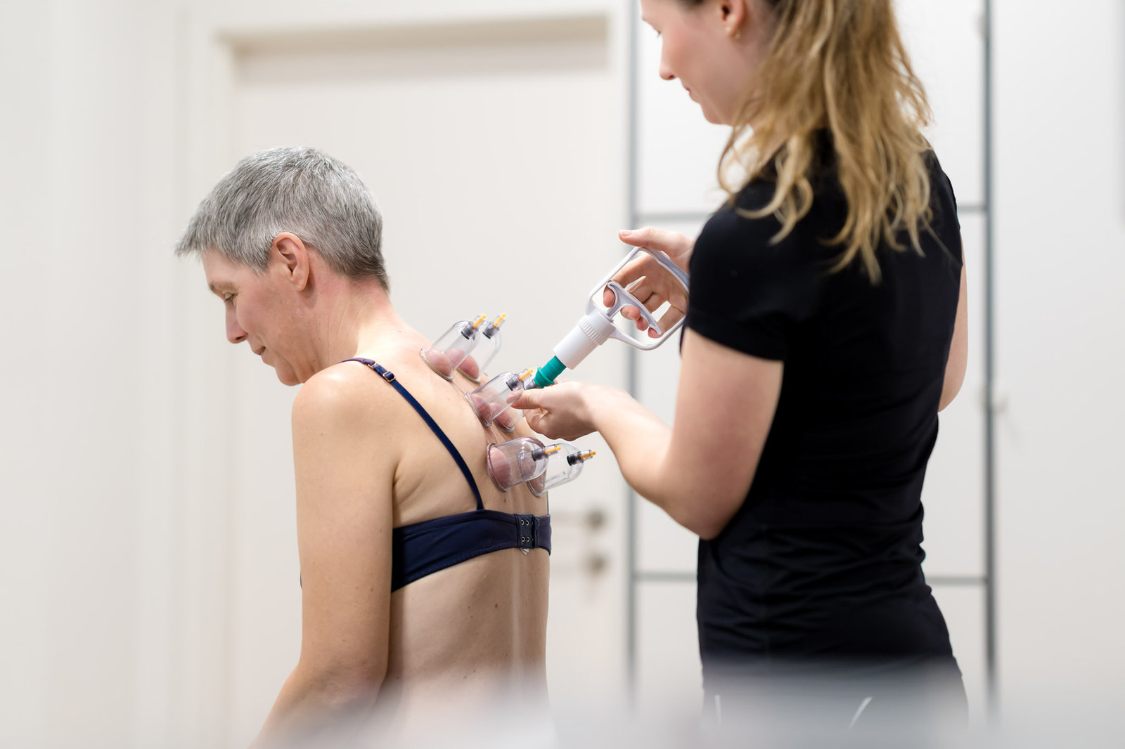 Physiotherapeutin bei der Behandlung am Rücken